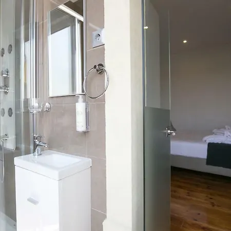 Rua Luciano Cordeiro Bhuiyan Family Host